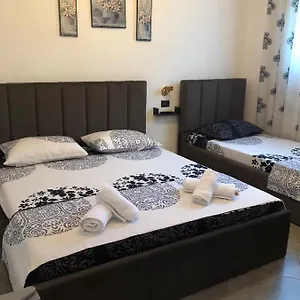  Pensión Fati Albania
